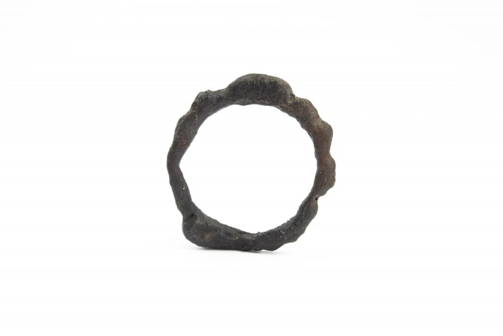 Handgemachter 800er Silberring in organischer, unregelmäßiger Form auf weißem Hintergrund